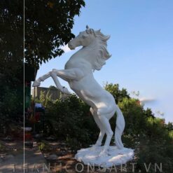 tuong-ngua-trang-tri-2