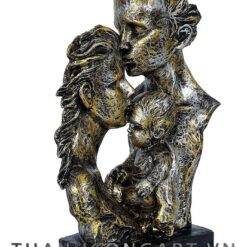 Tượng Cha và Mẹ Cùng Hôn Đứa Trẻ trang trí decor