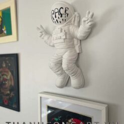 Tượng phi hành gia treo tường trang trí decor