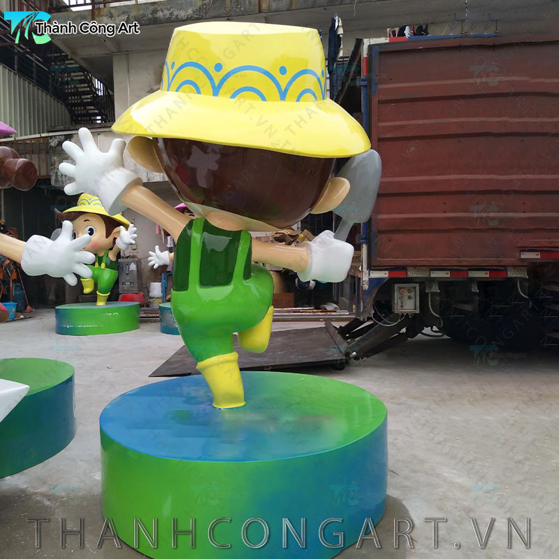 tượng cậu bé làm vườn composite