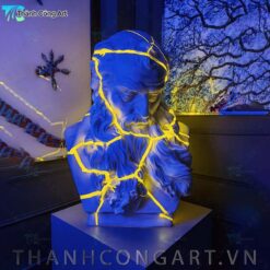 Việc thay thế đèn cho tượng cũng rất dễ dàng