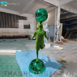 tượng cậu bé thổi bong bóng composite