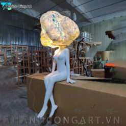tượng cô gái với đám mây phát sáng composite